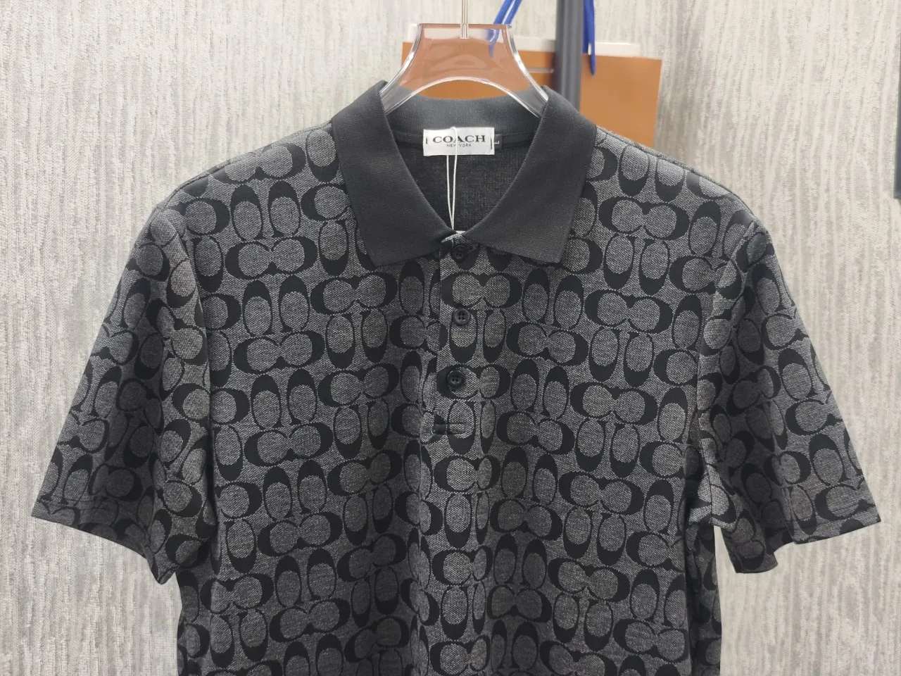 🌈🌈Coach/Coach all-over logo jacquard lapel short-sleeved polo shirt. Selected soft waxy terry cotton fabric, fluffy and skin-friendly, breathable and not sweaty. Customized fabrics are made of wafer cloth and jacquard knitting technology. Straight-leg tailoring, smooth, comfortable upper body, Breathable, concave and convex three-dimensional, fashionable and casual wear. Color: Black Sizes: M-3XL